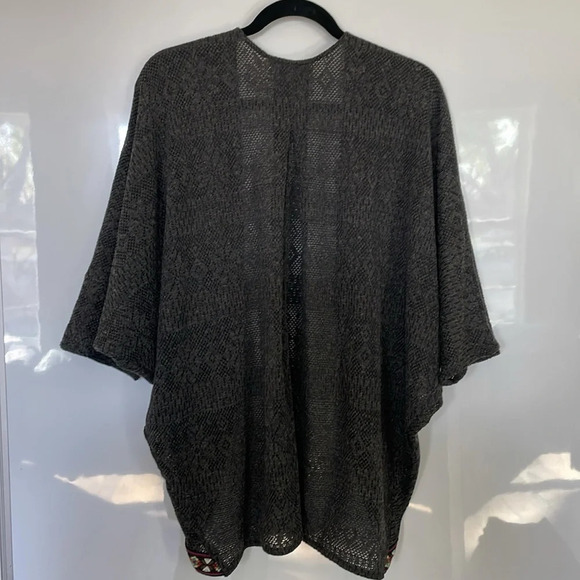 Flying Tomato Kimono Gray Crochet Duster Boho
Size Small - Picture 4 of 6